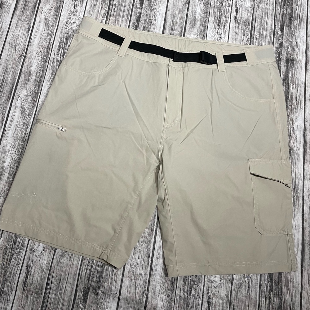 Men’s size XXL American Outback Khaki Lightweight Shorts Excellent Condition
